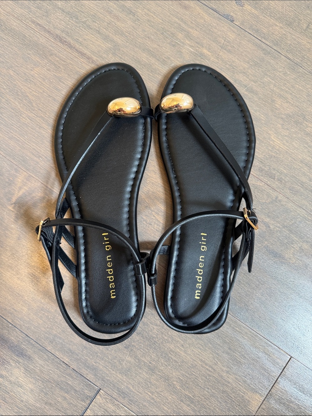 ❤️Madden Girl❤️Black Sandal Thongs with Gold Detail